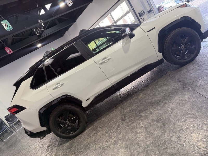 Toyota RAV4 Hybrid Vehicle Full-screen Gallery Image 14