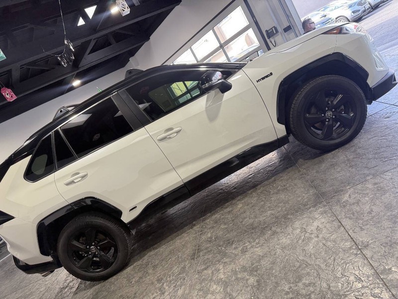 Toyota RAV4 Hybrid Vehicle Full-screen Gallery Image 15