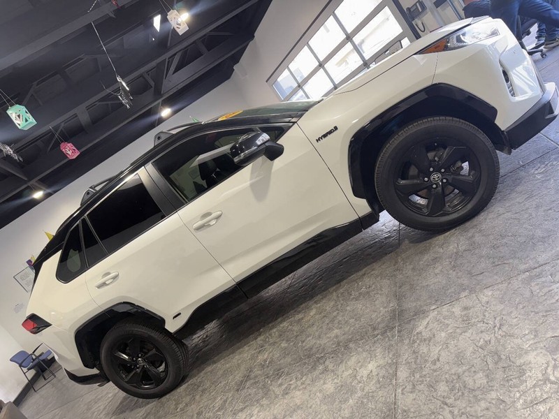 Toyota RAV4 Hybrid Vehicle Full-screen Gallery Image 16