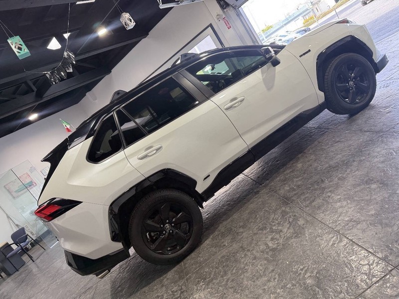 Toyota RAV4 Hybrid Vehicle Full-screen Gallery Image 17