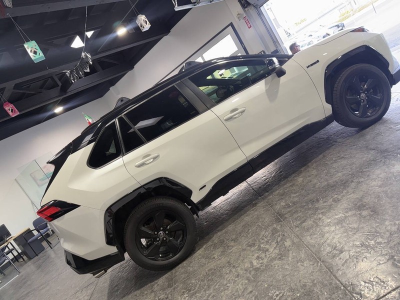 Toyota RAV4 Hybrid Vehicle Full-screen Gallery Image 18