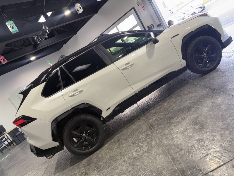 Toyota RAV4 Hybrid Vehicle Full-screen Gallery Image 19