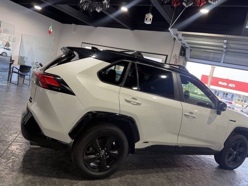 Toyota RAV4 Hybrid Vehicle Full-screen Gallery Image 21