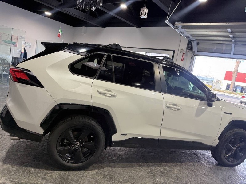Toyota RAV4 Hybrid Vehicle Full-screen Gallery Image 22