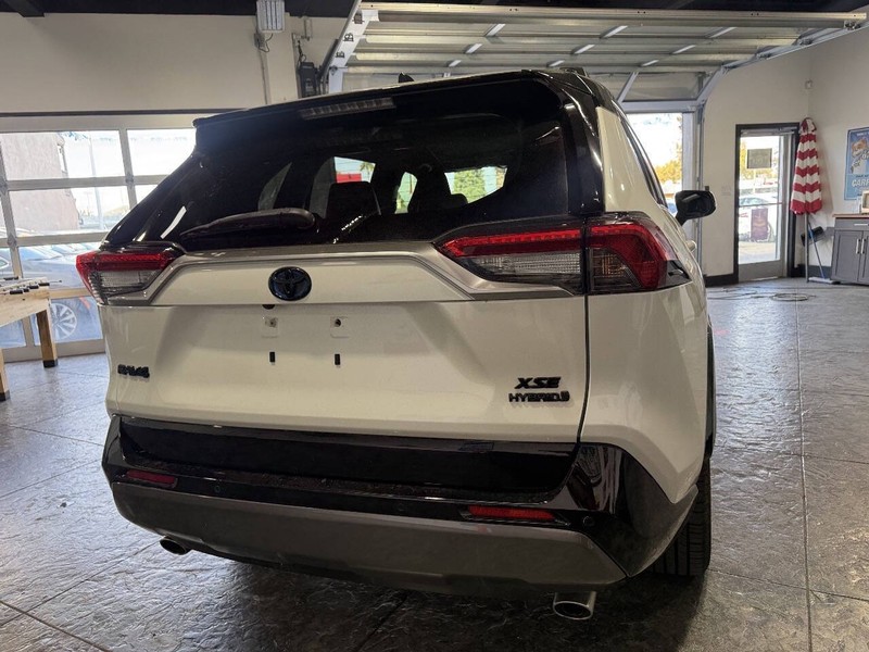 Toyota RAV4 Hybrid Vehicle Full-screen Gallery Image 23