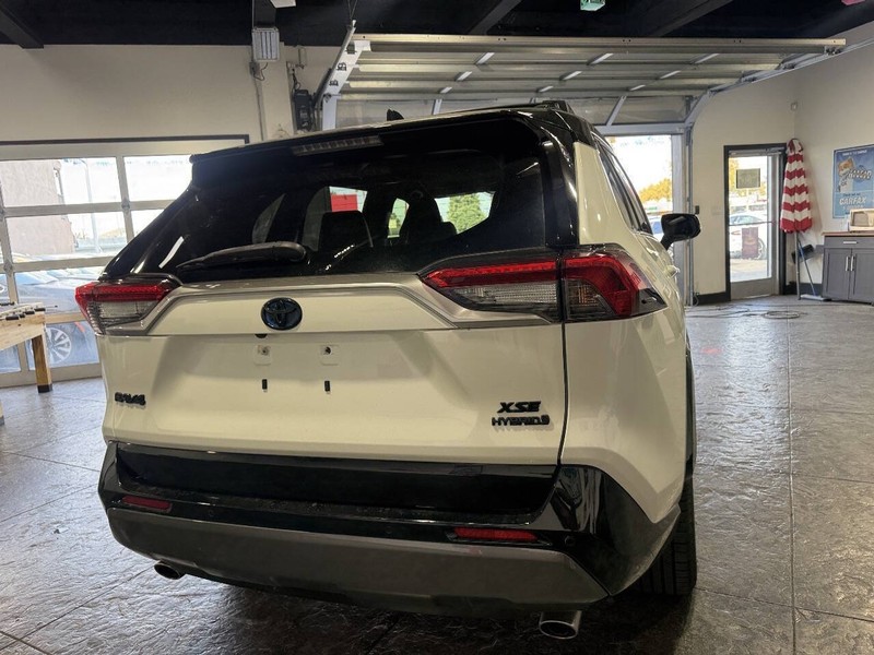 Toyota RAV4 Hybrid Vehicle Full-screen Gallery Image 24