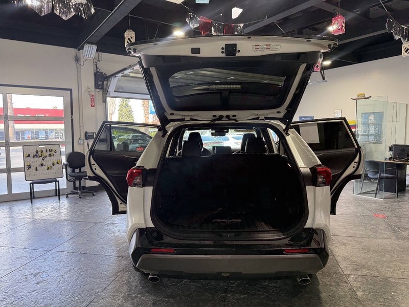 Toyota RAV4 Hybrid Vehicle Full-screen Gallery Image 50