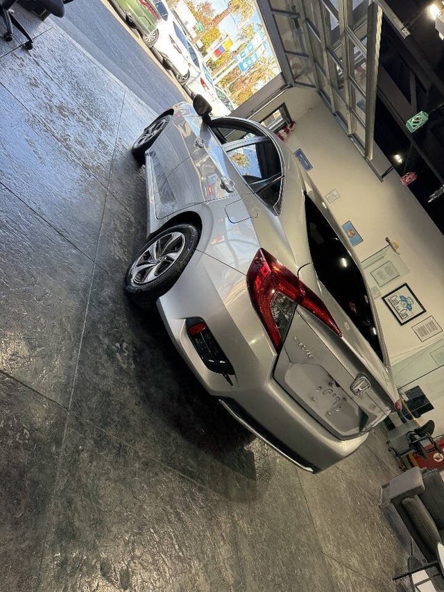 Honda Civic Sedan Vehicle Full-screen Gallery Image 31