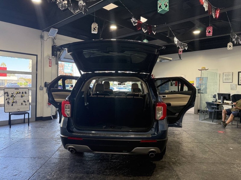 Ford Explorer Vehicle Full-screen Gallery Image 32