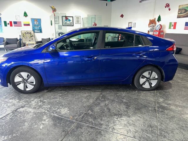 Hyundai Ioniq Hybrid Vehicle Full-screen Gallery Image 04