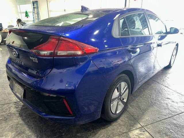 Hyundai Ioniq Hybrid Vehicle Full-screen Gallery Image 07