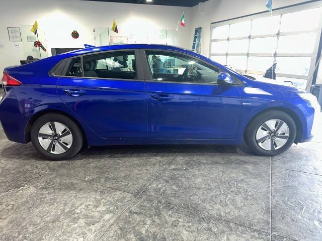 Hyundai Ioniq Hybrid Vehicle Full-screen Gallery Image 08