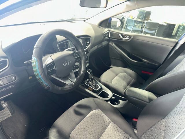 Hyundai Ioniq Hybrid Vehicle Full-screen Gallery Image 09