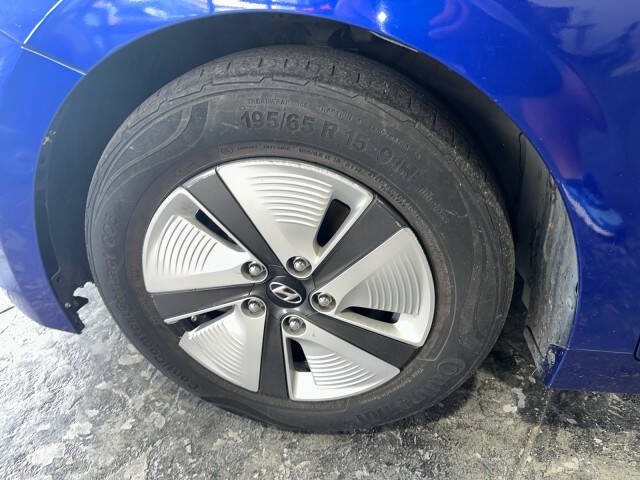 Hyundai Ioniq Hybrid Vehicle Full-screen Gallery Image 10