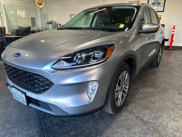 Ford Escape Vehicle Full-screen Gallery Image 03