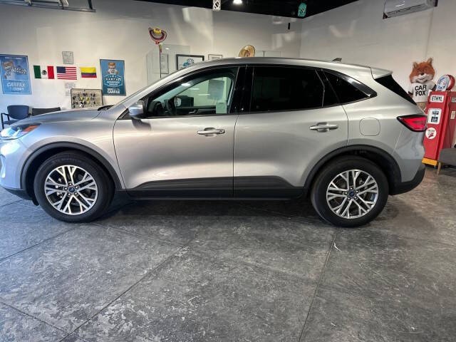 Ford Escape Vehicle Full-screen Gallery Image 04