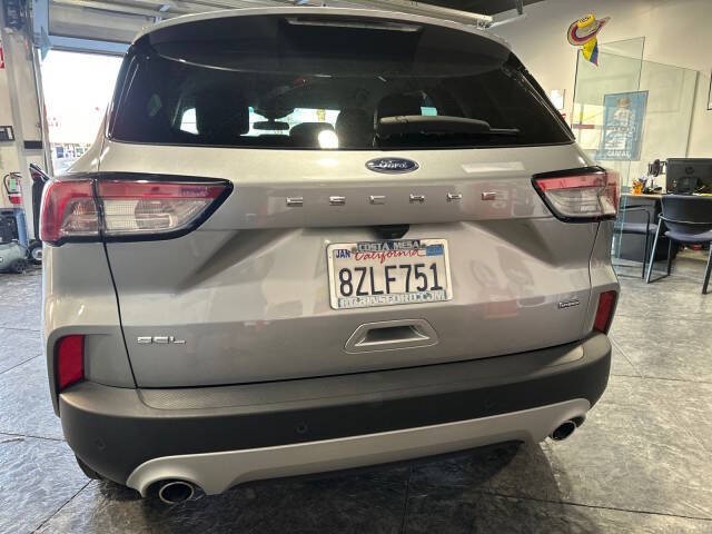 Ford Escape Vehicle Full-screen Gallery Image 05