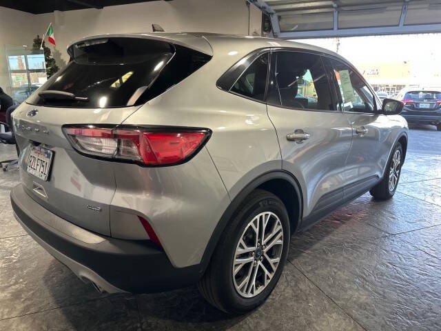 Ford Escape Vehicle Full-screen Gallery Image 06