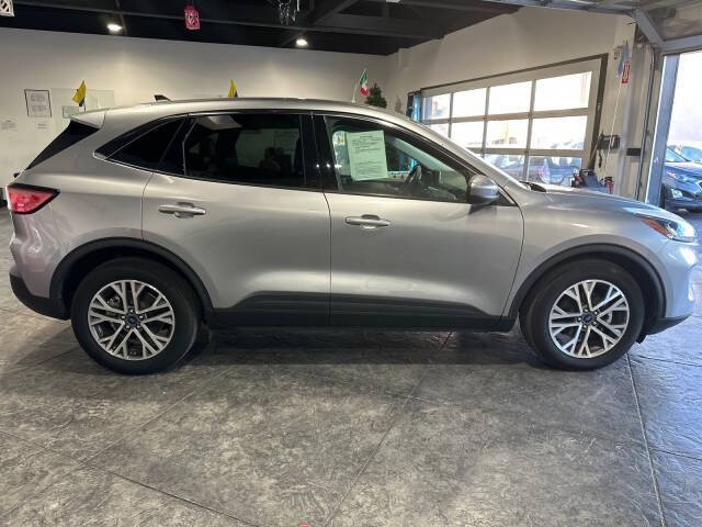 Ford Escape Vehicle Full-screen Gallery Image 07