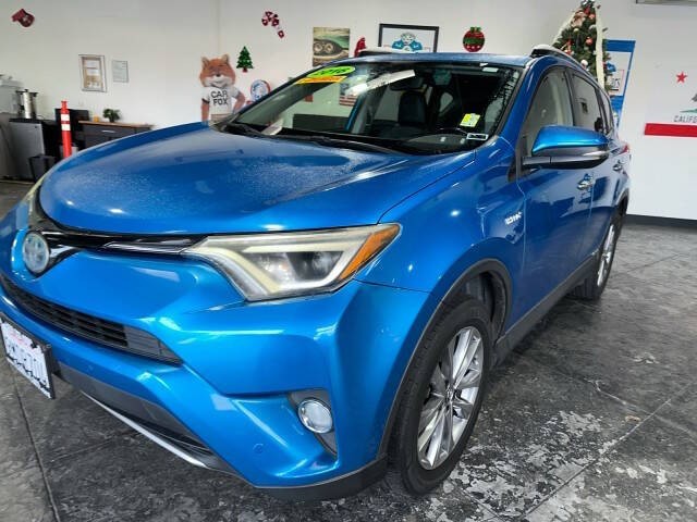 Toyota RAV4 Hybrid Vehicle Full-screen Gallery Image 03