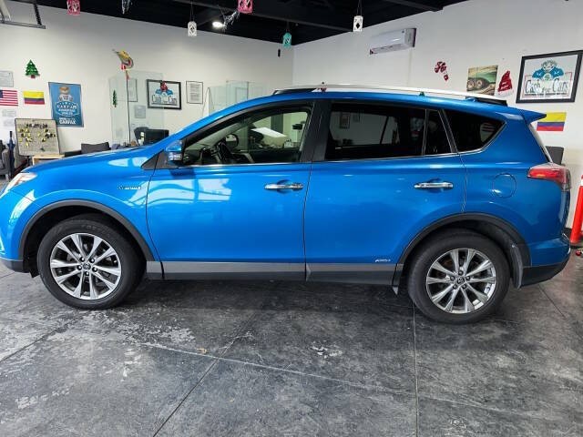 Toyota RAV4 Hybrid Vehicle Full-screen Gallery Image 04