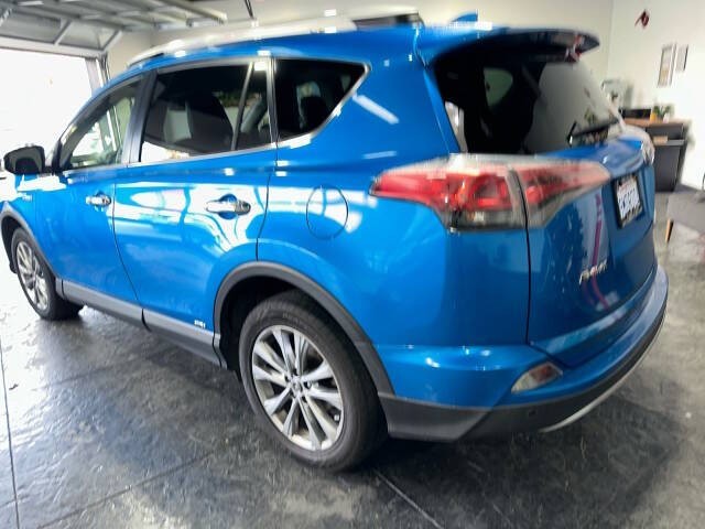 Toyota RAV4 Hybrid Vehicle Full-screen Gallery Image 05