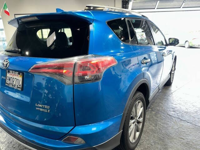 Toyota RAV4 Hybrid Vehicle Full-screen Gallery Image 07