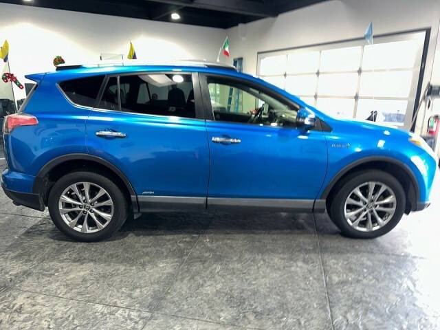 Toyota RAV4 Hybrid Vehicle Full-screen Gallery Image 08