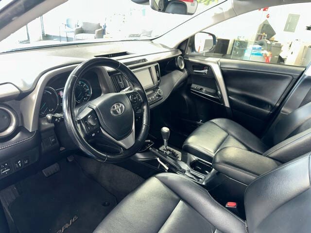 Toyota RAV4 Hybrid Vehicle Full-screen Gallery Image 09
