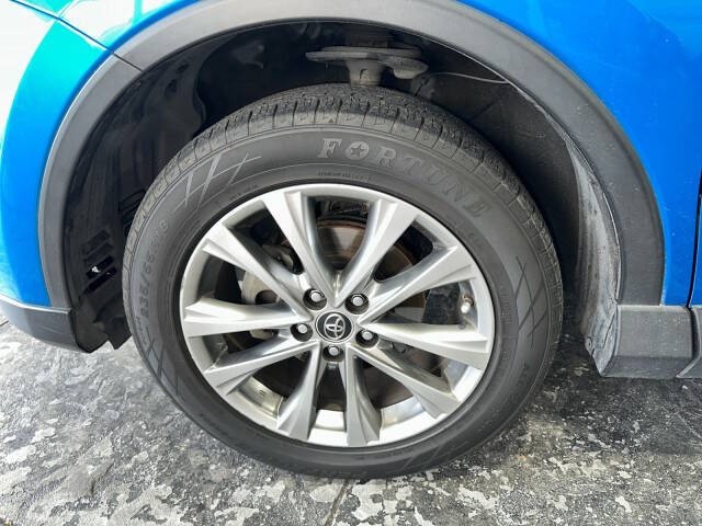 Toyota RAV4 Hybrid Vehicle Full-screen Gallery Image 10