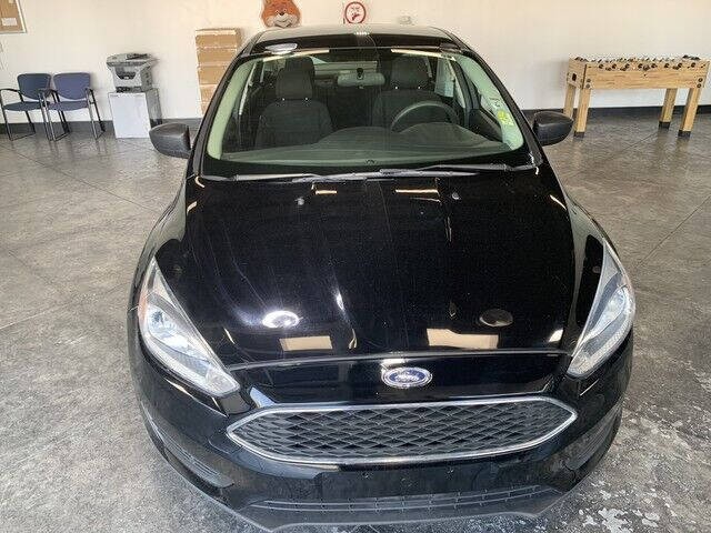 Ford Focus Sedan Vehicle Full-screen Gallery Image 02