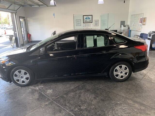 Ford Focus Sedan Vehicle Full-screen Gallery Image 03