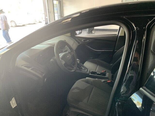 Ford Focus Sedan Vehicle Full-screen Gallery Image 04