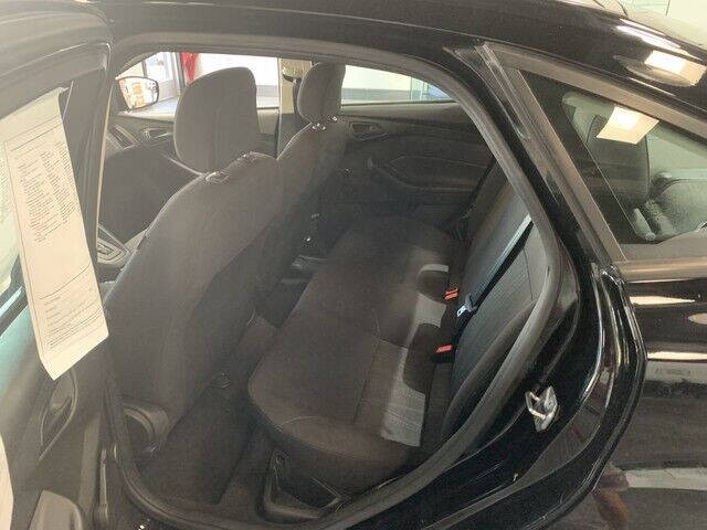 Ford Focus Sedan Vehicle Full-screen Gallery Image 05