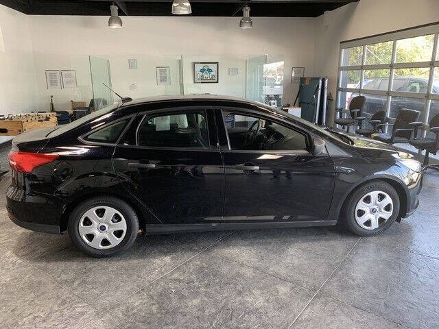 Ford Focus Sedan Vehicle Full-screen Gallery Image 06