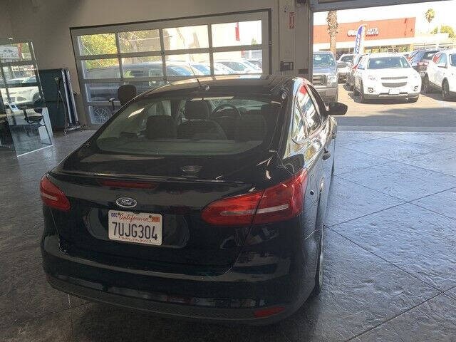 Ford Focus Sedan Vehicle Full-screen Gallery Image 07