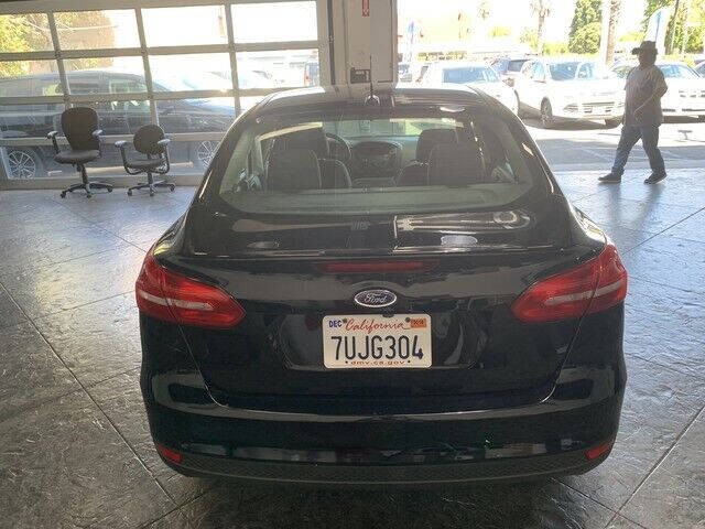 Ford Focus Sedan Vehicle Full-screen Gallery Image 08