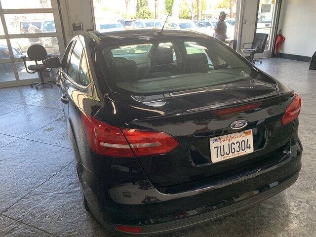 Ford Focus Sedan Vehicle Full-screen Gallery Image 09