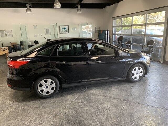 Ford Focus Sedan Vehicle Full-screen Gallery Image 10