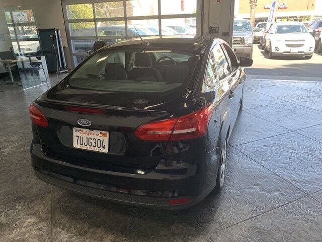 Ford Focus Sedan Vehicle Full-screen Gallery Image 14