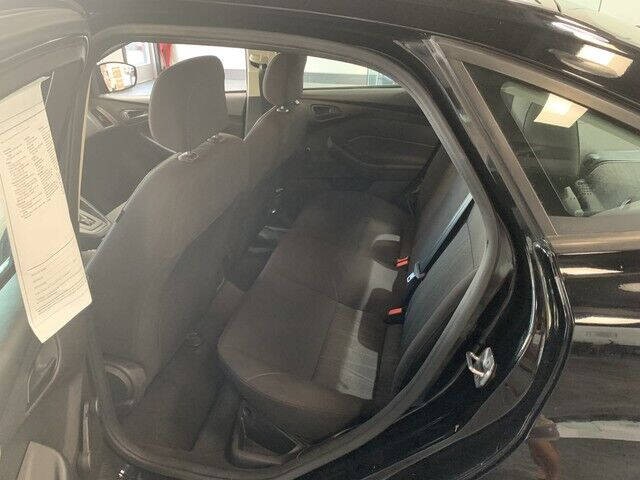 Ford Focus Sedan Vehicle Full-screen Gallery Image 15