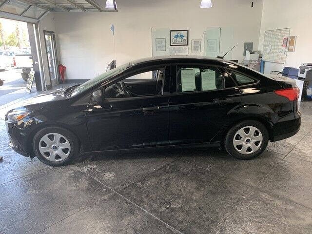 Ford Focus Sedan Vehicle Full-screen Gallery Image 16