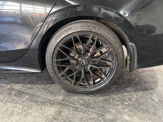 Honda Civic Sedan Vehicle Full-screen Gallery Image 10