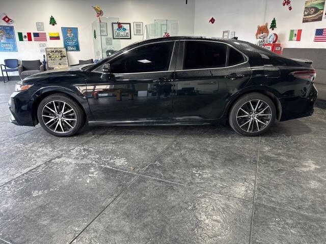 Toyota Camry Vehicle Full-screen Gallery Image 04