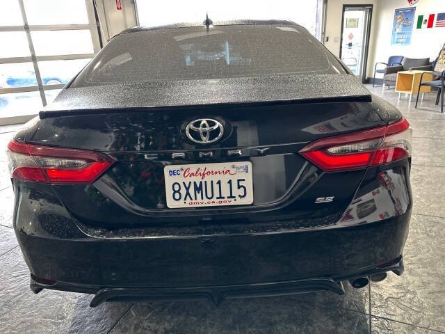 Toyota Camry Vehicle Full-screen Gallery Image 06