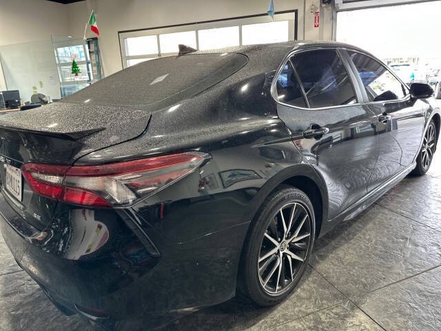 Toyota Camry Vehicle Full-screen Gallery Image 07