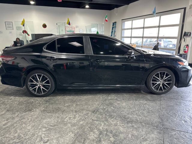 Toyota Camry Vehicle Full-screen Gallery Image 08