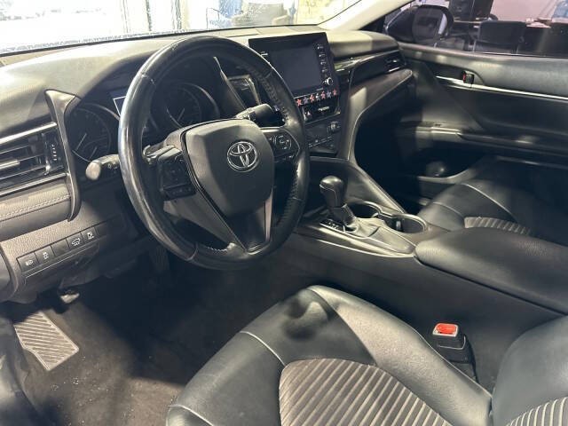 Toyota Camry Vehicle Full-screen Gallery Image 09