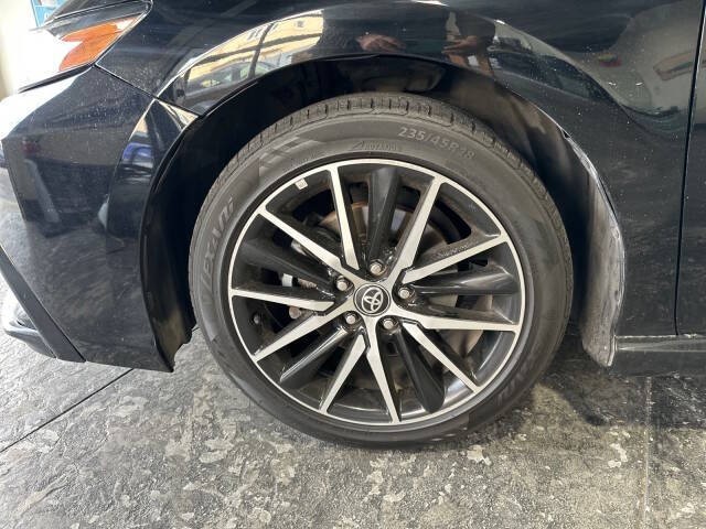 Toyota Camry Vehicle Full-screen Gallery Image 10