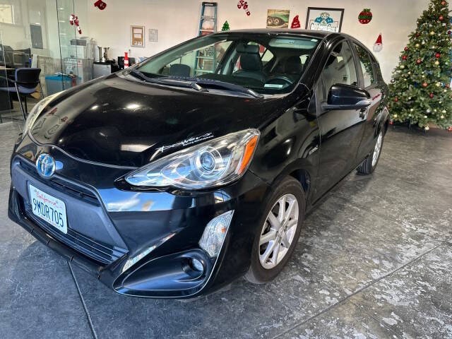 Toyota Prius c Vehicle Full-screen Gallery Image 03